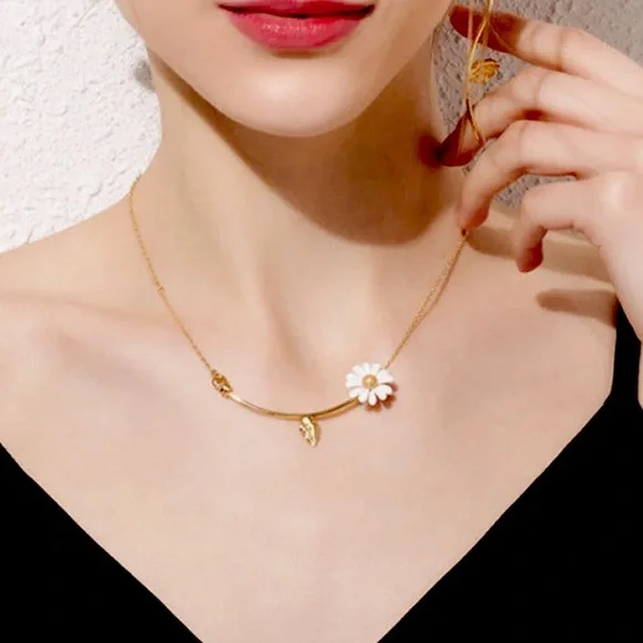 Daisy White Flower Necklace - Picture 2 of 3